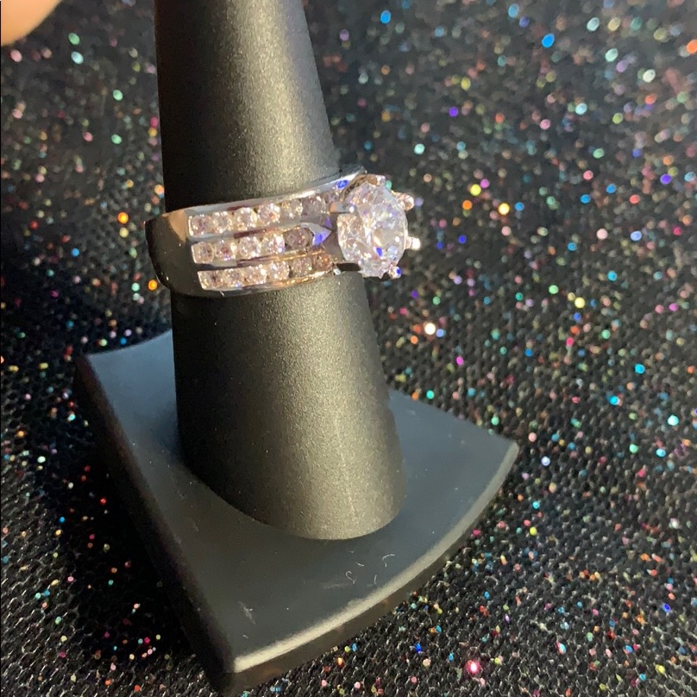Size 8 ring - Picture 2 of 2